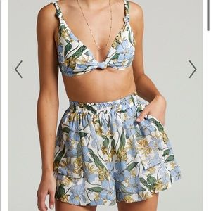 AMALIE THE LABEL ESTELLA ELASTIC WAIST RELAXED SHORTS IN IRIS FLORAL, size 2